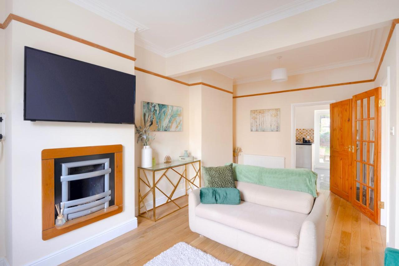 Stylish House In Wimbledon Villa London Exteriör bild